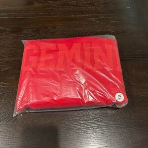 ♊ Gildan Heavy Blend Gemini Crewneck Sweatshirt – Red (XL) | NEW ♊